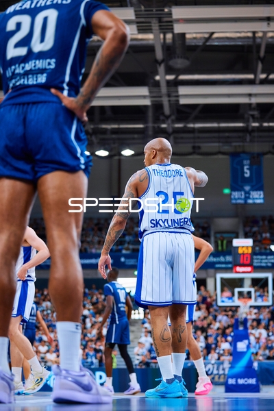 Spielszene Jordan Theodore (25;Frankfurt Skyliners), Michael Weathers (20;MLP Academics Heidelberg)