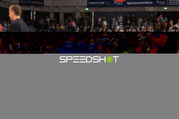 Weitwinkel-Aufnahme der Arena mit Publikum