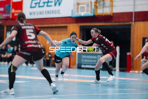 Szene mit Matilda Ehlert (10; HSG Bensheim/Auerbach) und Natsuki Aizawa (23; Thüringer HC)