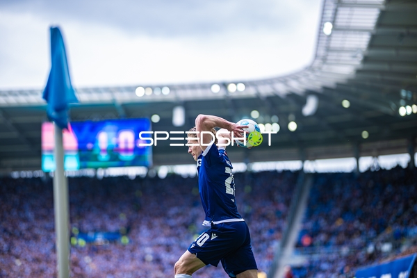 Einwurf Marvin Wanitzek (10, Karlsruher SC)