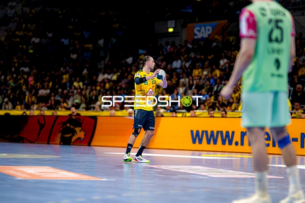 Spieler Olle Forsell-Schefvert (25; Rhein Neckar Löwen) mit Ball