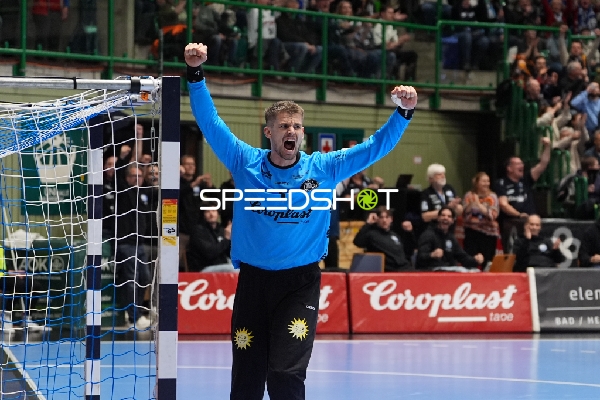 Christopher Rudeck (1; Bergischer HC) jubelt im Tor