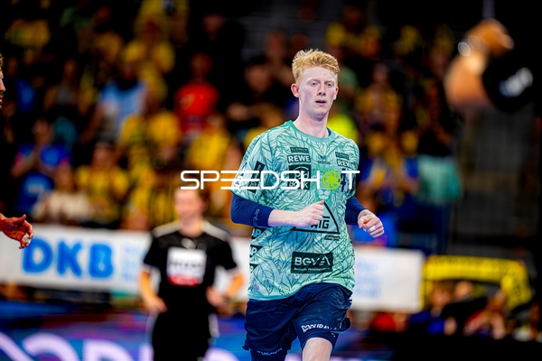 Spieler läuft auf dem Feld