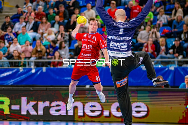 Wurf Till Hermann (41;SG BBM Bietigheim) gegen Bart Ravensbergen (1;Frisch Auf Göppingen)