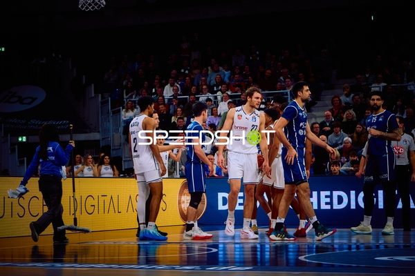 Spieler stehen auf dem Basketballfeld während eines Spiels.