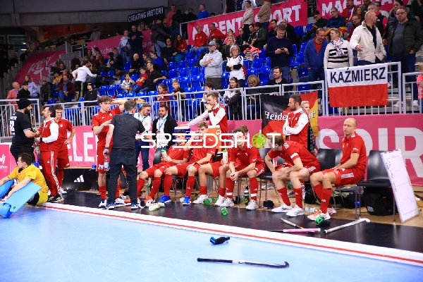 Mateusz NOWAKOWSKI (24; Polen) auf der Bank