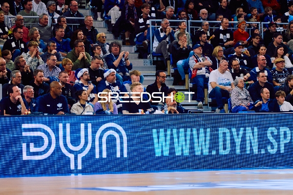 Zuschauer beobachten das Spiel von der Tribüne.