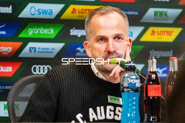 Trainer Manuel Baum bei Pressekonferenz