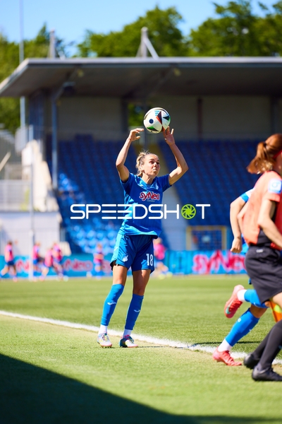 Einwurf Julia Hickelsberger (18;TSG Hoffenheim Frauen 1)