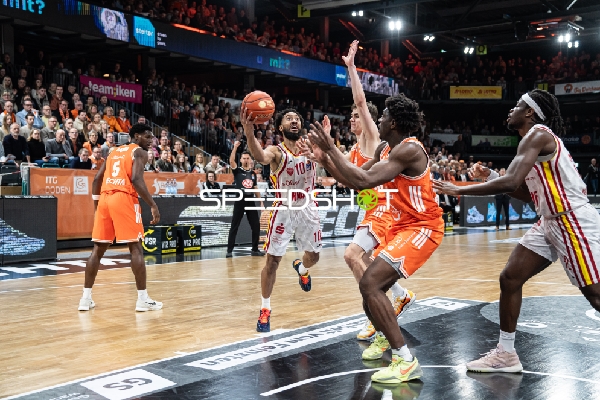 Spielaktion mit Charles Thompson (32; Würzburg Baskets) und Joschka Ferner (9; Rasta Vechta)