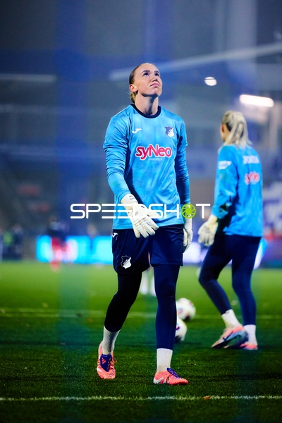 Torwart Laura Dick (1; TSG Hoffenheim Frauen) in Aktion