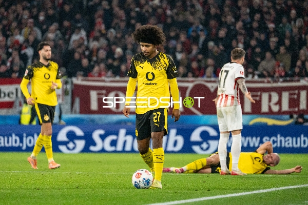 Spieler mit Ball und Verletzung