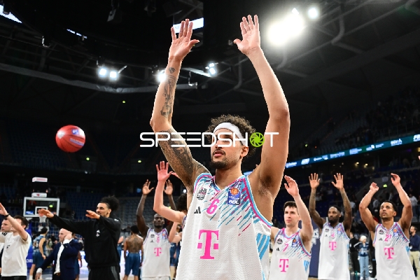 Spielaktion mit Michael Kessens (6; Telekom Baskets Bonn) und Teamkollegen