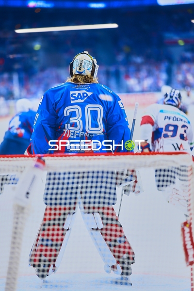 Tiefensee verteidigt gegen Pföderl