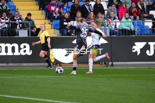Ballaktion mit Jella Veit (25; Eintracht Frankfurt) und Jill Janssens (9; TSG Hoffenheim Frauen)