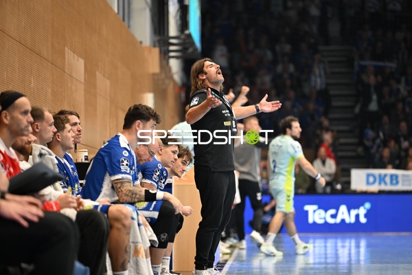 Sebastian Hinze (999; ThSV Eisenach) gestikuliert an der Seitenlinie