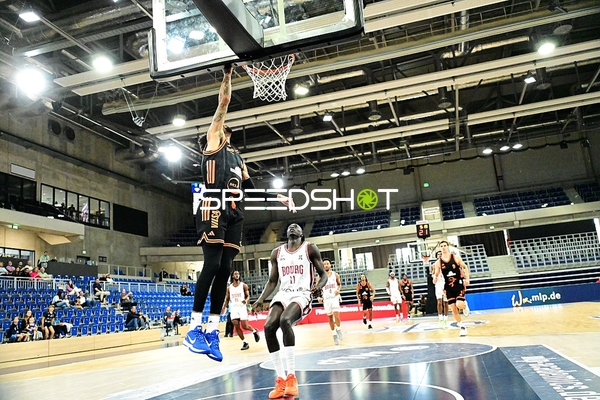 Wurfversuch von Dominik Dolic (8; Rasta Vechta)