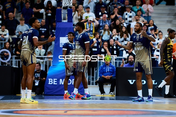 Spielszene mit DJ Horne (0; MLP Academics Heidelberg) und Babacar Sane (0; MHP Riesen Ludwigsburg)