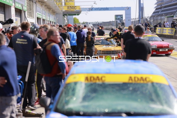 Rennfahrzeuge in der Boxengasse