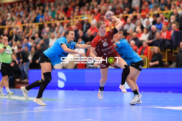 Szene mit Nina Engel (6; HSG Bensheim/Auerbach) und Jana Scheib (20; Thüringer HC)