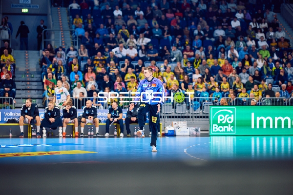 Ein Spieler von Rhein Neckar Löwen bereitet sich während des Spiels vor.
