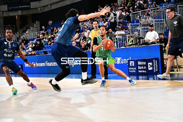 Direktes Duell um den Ball