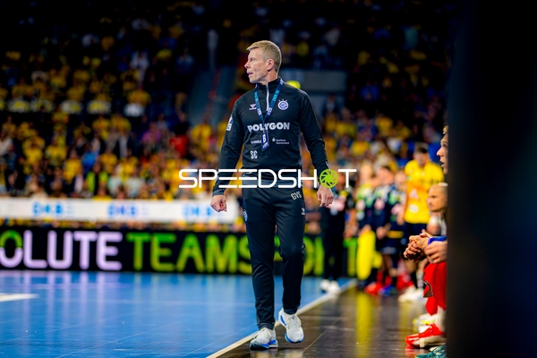 Trainer VfL Gummersbach gibt Anweisungen