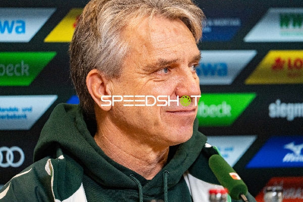 Trainer bei Pressekonferenz