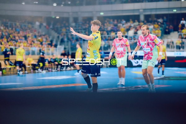 Spieler in Aktion auf dem Handballfeld