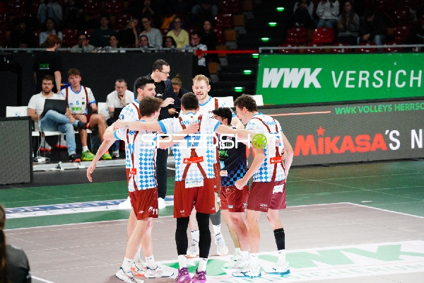 Spielszene mit Joshua Huber (5; WWK Volleys Herrsching) und Simon Gallas (24; WWK Volleys Herrsching)