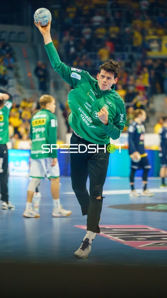 Spieler in grünem Trikot wirft