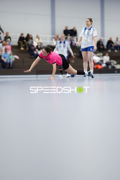 Spielerin der SG Nußloch fällt zu Boden