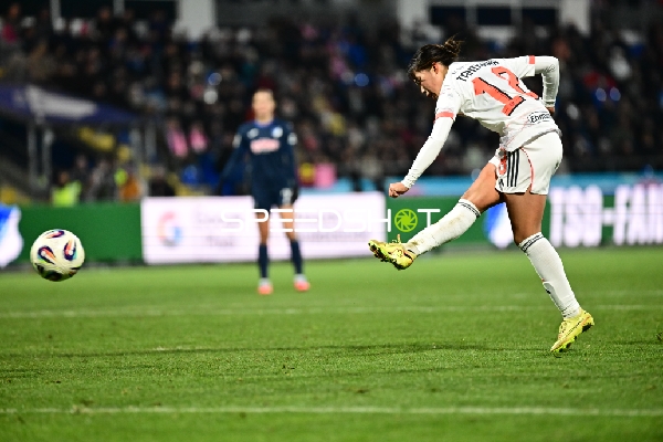 Schuss von Momoko Tanikawa (18; FC Bayern München)