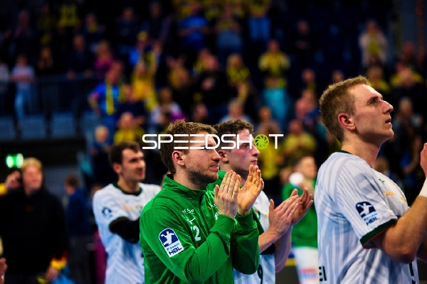 Spieler klatschen nach einem Spiel.