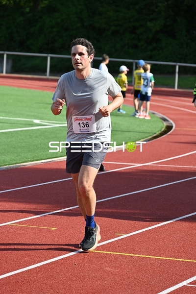 Läufer mit Startnummer 136 auf der Bahn