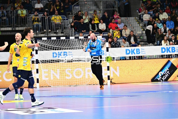 Mike Jensen (20; Rhein Neckar Löwen) jubelt nach Parade