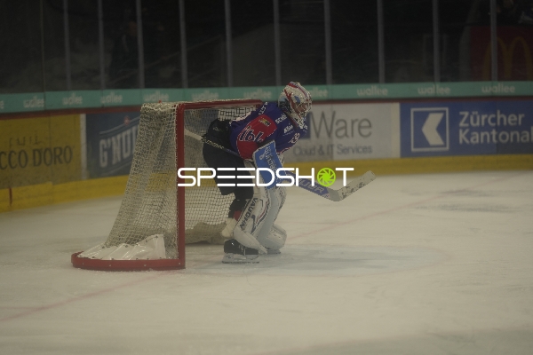 Torwart Davide Fadani (29; EHC Kloten) in Aktion