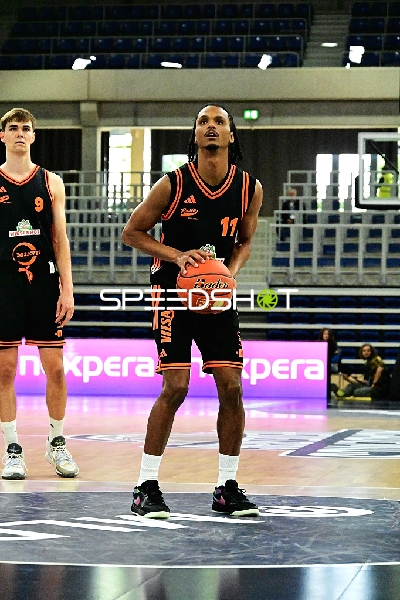 Alonzo Verge (11; Rasta Vechta) mit Ball, Joschka Ferner (9; Rasta Vechta) daneben