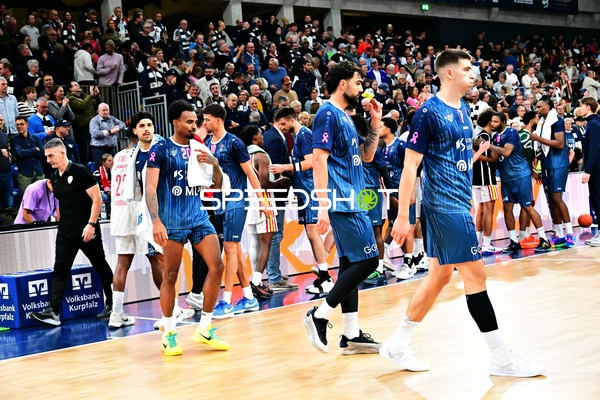 Nach Spielende mit Michael Weathers (20; MLP Academics Heidelberg) und Erol Ersek (11; MLP Academics Heidelberg)