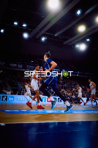 Spieler bewegen sich über das Spielfeld