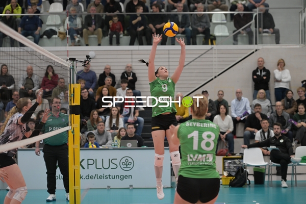 Emilia Jordan (9; USC Münster) stellt den Ball