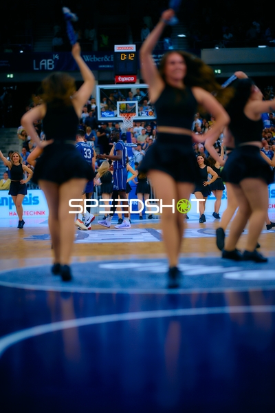 Faszinierende Pause-Show durch Cheerleader