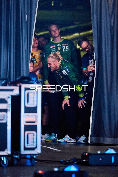 Spieler betreten das Spielfeld.