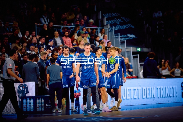 Spieler der MLP Academics Heidelberg gehen nach einem Spielereignis zurück zur Bank.