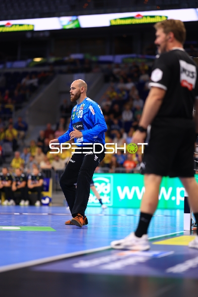 Torwart Mike Jensen (20; Rhein Neckar Löwen) steht bereit