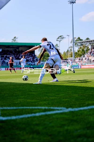 Duell um den Ball am Strafraum