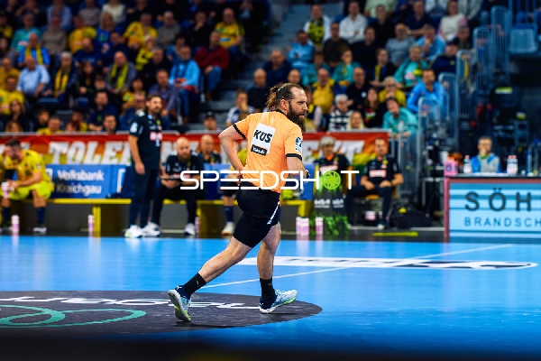 Ein Schiedsrichter läuft über das Spielfeld.