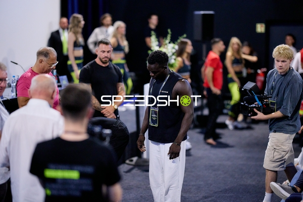 Ringside-Zone Face-Off