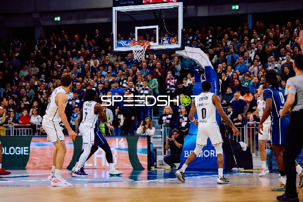 Wurfversuch nahe am Korb