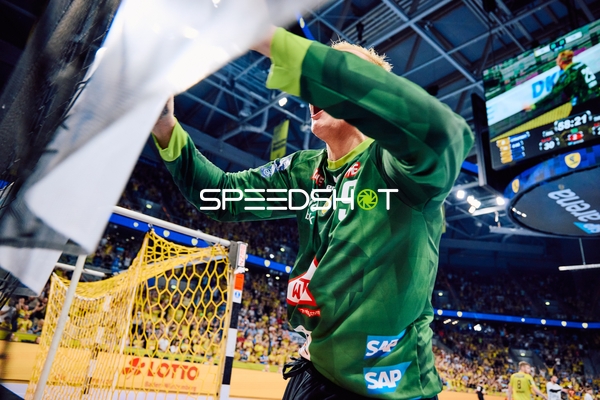 Ein Spieler von Rhein Neckar Löwen bereitet sich auf ein Spiel vor oder feiert einen Sieg.